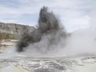 VIDEO: V národnom parku vybuchol gejzír, vzduchom lietali skaly veľké ako lopta