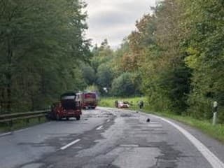 AKTUÁLNE FOTO VÁŽNA NEHODA Po zrážke áut je cesta úplne neprejazdná! Zasahujú záchranné zložky