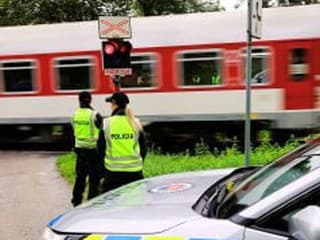 MIMORIADNE FOTO Policajná naháňačka sa skončila TRAGÉDIOU! Muža zrazil vlak: Mrazivé DETAILY