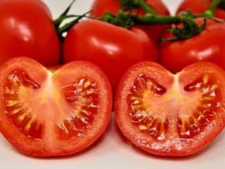 Ako olúpať paradajky? Pomôcť vám môže aj mikrovlnka