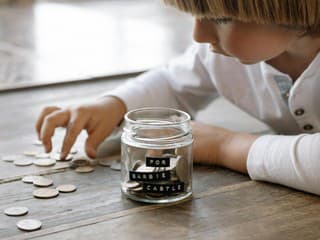 Finančná gramotnosť u detí: Osem tipov, ako ich naučiť narábať s peniazmi!