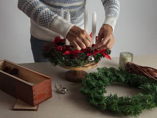 VIDEOTIP Vyrobte si vlastný adventný veniec podľa tradícií: Jednoduché pletenie zvládne každý