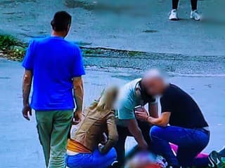 VIDEO OBROVSKÁ DRÁMA Žena skolabovala priamo na ulici! Život jej zachraňovali policajti