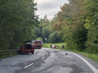 AKTUÁLNE FOTO VÁŽNA NEHODA Po zrážke áut je cesta úplne neprejazdná! Zasahujú záchranné zložky