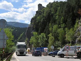 Obmedzenia na ceste pod Strečnom budú trvať dlhšie