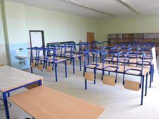 Prievidza daruje nevyužívaný nábytok z bývalej základnej školy