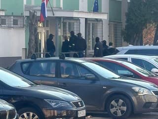 FOTO Kukláči zadržali dvoch policajtov! Jedného z nich obvinili z obzvlášť závažného zločinu zabitia