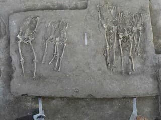 Archeológovia odkryli starodávny hrob, zostali v šoku: Vnútri našli 41 tiel, všetky mali odťaté hlavy!