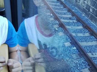 Nezvyčajný zásah: Chlapček (4) spôsobil vo vlaku rozruch! Pomôcť dokázali až hasiči