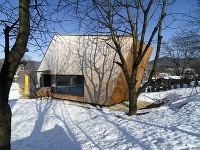 Drevená fasáda domu sa