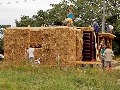 Samonosná stavba skladu zo slamených balov. Workshop organizovaný občianskym   združením ArTUR – architektúra pre trvalo udržateľný rozvoj