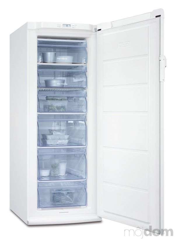 Skriňová mraznička Electrolux EUC22430W.