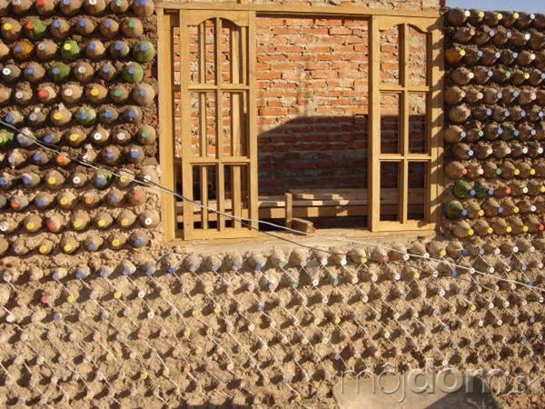 unikátny dom z coca-colových