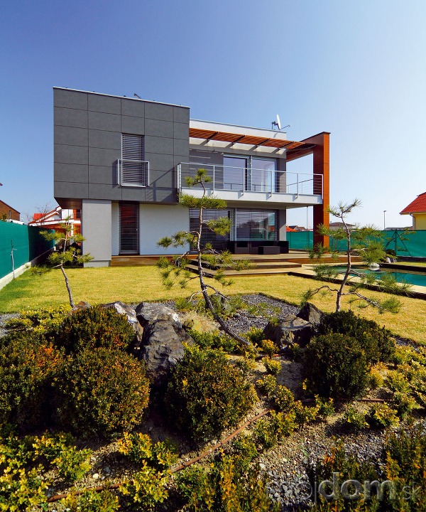 Úpravu exteriéru navrhoval architekt,