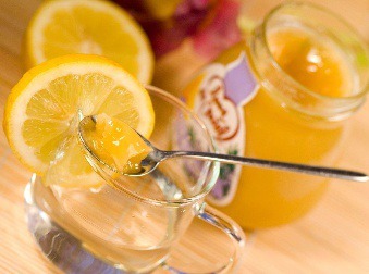 Žena pila celý rok každé ráno teplú vodu s citrónom a medom: Tu je výsledok!