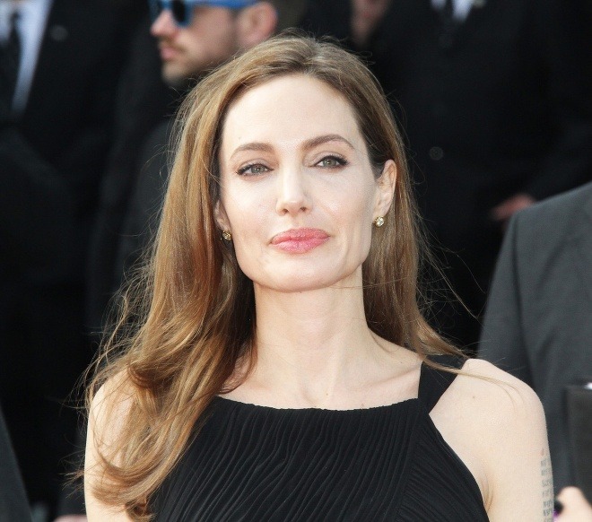 Angeline Jolie hrozilo až 87-percentné riziko vzniku rakoviny prsníka, preto si dala odstrániť oba prsníky.