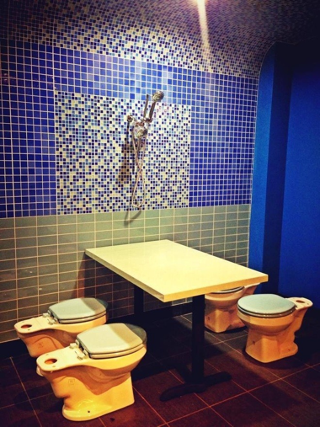Interiér reštaurácie je zariadený v štýle kúpeľne a toaliet. (Foto: Facebook)