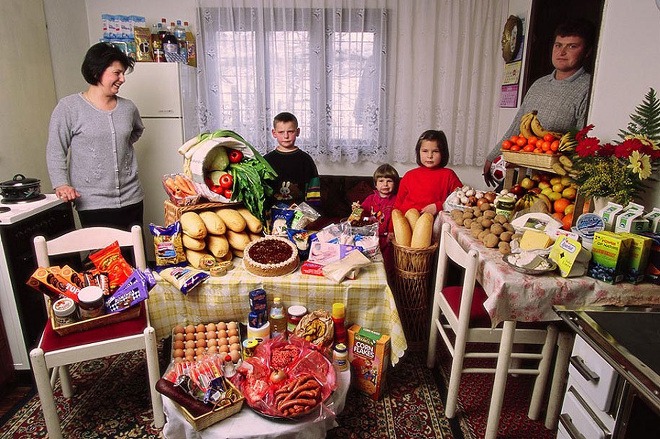 Rodina z Bosny a Hercegoviny minie ja jedlo 90 dolárov za týždeň. (Foto: Demilked.com)
