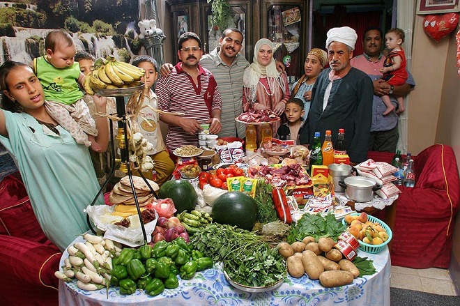 Rodina z Egypta minie na jedlo 78 dolárov za týždeň. (Demilked.com)