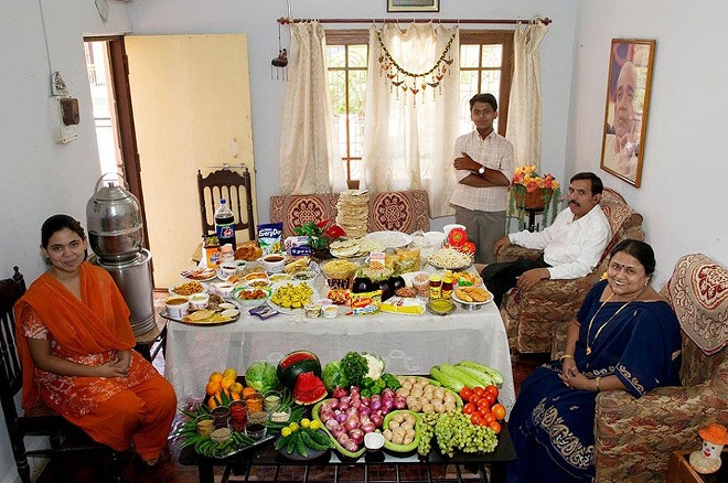 Rodina z Indie minie na jedlo 45 dolárov za týždeň. (Foto: Demilked.com)