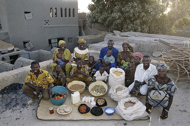 Rodina z Mali minie na jedlo 30 dolárov za týždeň. (Foto: Demilked.com)