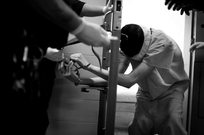 Dá sa toto považovať za bežné zaobchádzanie alebo za mučenie? (Foto: Prisonphotography.org)