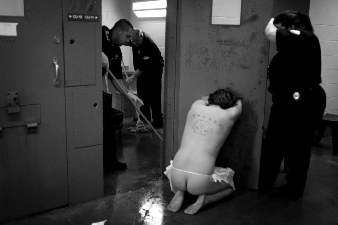 Aj takto to vyzerá v americkej psychiatrickej liečebni. (Foto: Prisonphotography.org)