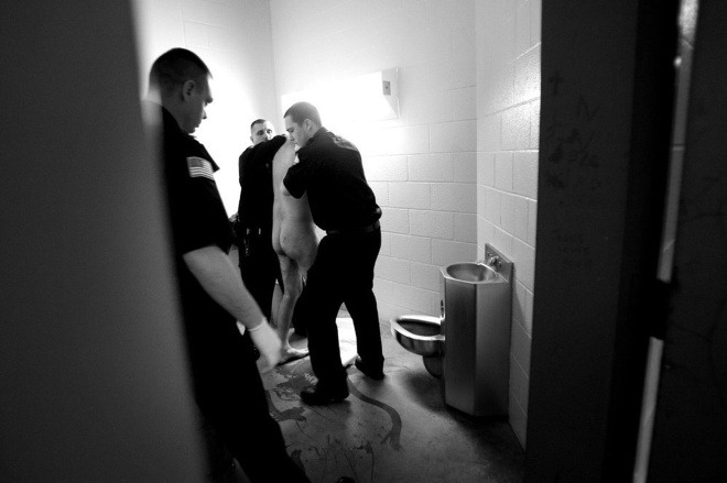 Je ťažké povedať, či pomáha dozorcom drsný prístup k prevychovaniu pacientov. (Foto: Prisonphotography.org)