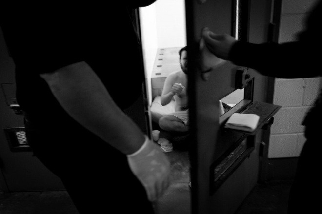 Väčšina pacientov je držaná vo svojej cele 23 hodín. (Foto: Prisonphotography.org)