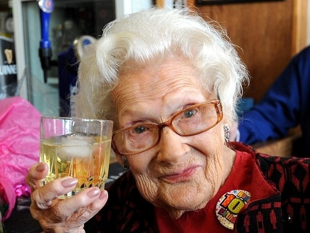 Podľa Dorothy Howeovej je receptom na dlhovekosť kvapka whiskey a 15 cigariet denne. (Dailymail.co.uk)