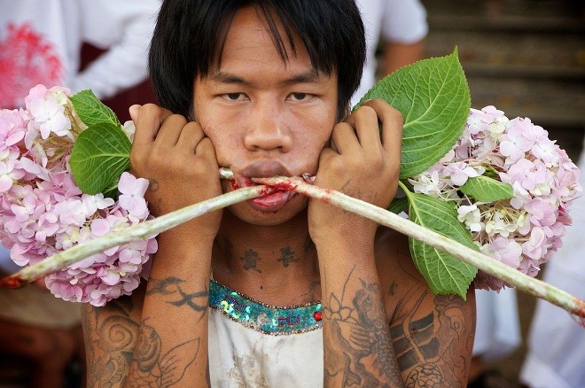 Tváre si Thajčania prepichujú ostrými ihlicami, aby boli zdraví a štíhli. (Foto: Commons.wikimedia.org)