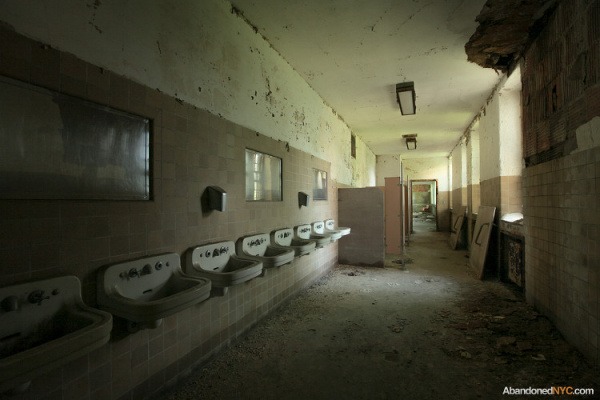 V kúpelni boli namiesto zrkadiel kovové plechy, aby si pacienti náhodou sklom neublížili. (Foto: Abandonednyc.com)