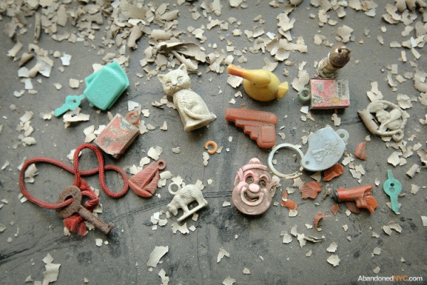 V hrôzostrašnom ústave sa našli mnohé predmety. (Foto: Abandonednyc.com)