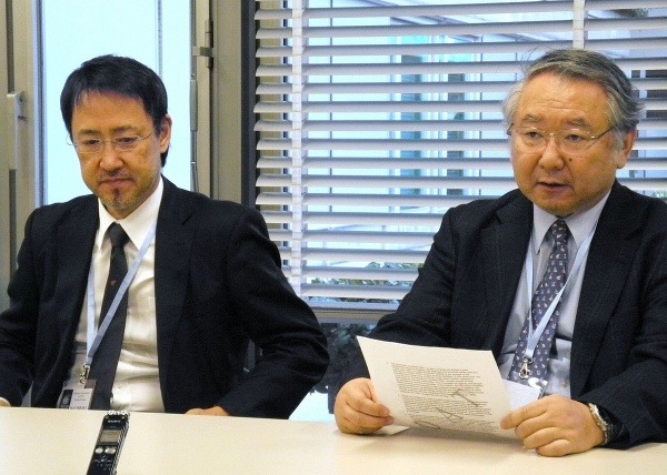 Profesora Yoshihiro Kawaoka (vľavo) z University of Wisconsin-Madison mnohí považujú za šialeného. (Foto: Profimedia.sk)