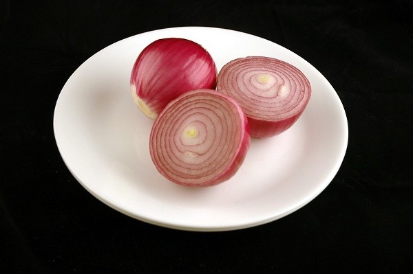 475 gramov červenej cibule obsahuje 200 kalórií. (Foto: Wisegeek.com)