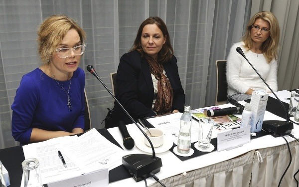 Otolaryngologička Renáta Kučerová (druhá zprava) a pneumoftizeologička Martina Miškovská (vpravo) na tlačovej konferencii 