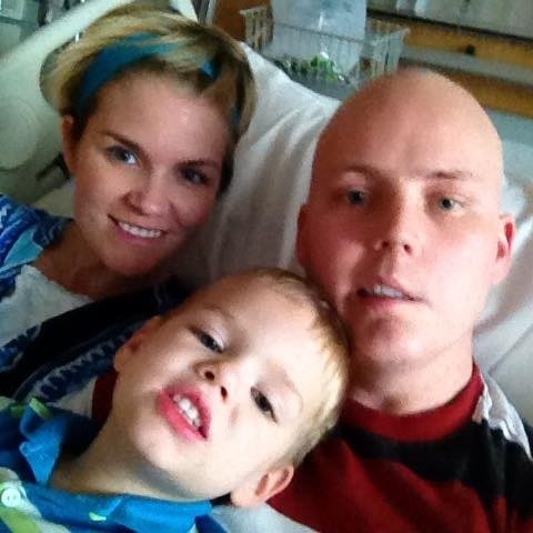 Šťastný Marshall so svojou rodinou po úspešnej liečbe. (Foto: Facebook.com)