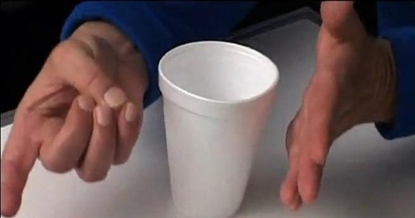 Spinovanie vody k juhu vám vraj zaručí pevné zdravie! (Foto: screenshot Youtube.com)