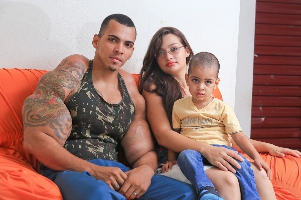 Romario so svojou manželkou a synom. Viac ho zaujímali jeho svaly ako rodina... (Foto: Profimedia.sk)