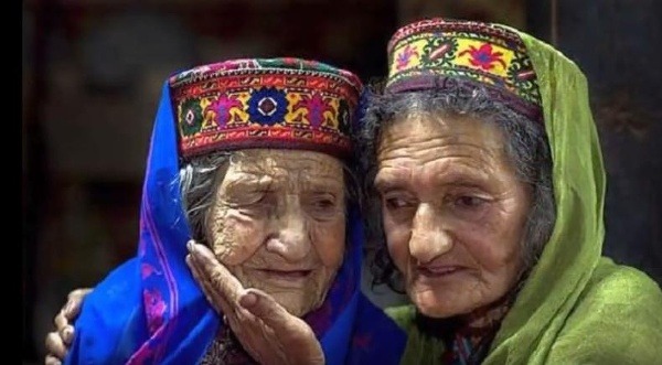Ľudia z kmeňu Hunza sa dožívajú aj vyše 100 rokov. (Foto: screenshot youtube.com/MeHagoBolas)