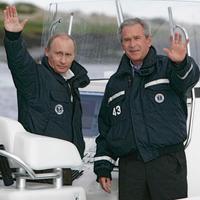 George Bush (vpravo) máva spoločne s Vladimirom Putinom na palube rodinného člna počas plavby na Atlantiku.
