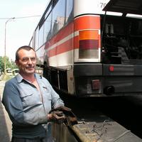 Mechanik Pavol Tamaši (54): Myslím, že príčinou aj malého iskrenia sú nebezpečne umiestnené motory v autobusoch. Pri vysokých teplotách môže dôjsť k horeniu aj častejšie.