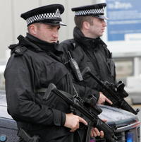 Britská policajná stráž pred terminálom 4 na letisku Heathrow.