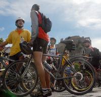 Takto protestovali cyklisti proti obmedzovaniu slobody pohybu nedávno pod hradom Devín.