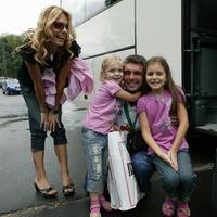 Moderátora Petra Kočiša prišli čakať jeho dievčatá - manželka Nela a dve dcérky.