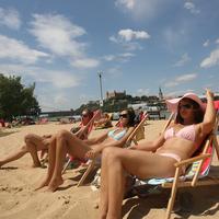 Simona Zolleiová (17), Veronika Lišková (16) a Miroslava Trojčáková (17) obdivovali plážových športovcov.