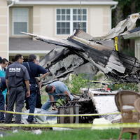 Medzi obeťami sú pilot a pasažier lietadla a najmenej tri osoby, ktoré sa nachádzali v domoch.