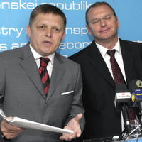 Premiér Robert Fico rokoval s ministrom dopravy pôšt a telekomunikácií Ľubomírom Vážnym.