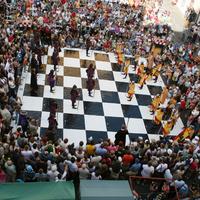 Šachové figúrky nastúpili na hracie pole s rozmermi 12-krát 12 metrov.