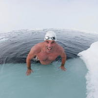Britský otužilec preplával kilometer vo vode s teplotou 1,8 stupňa Celzia